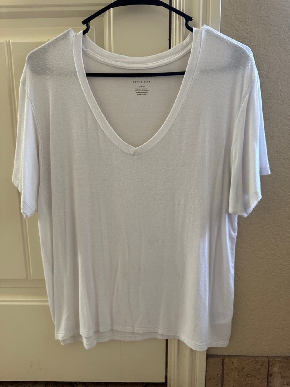 American Eagle Outfitters White V-Neck Short Sleeve Tee Small